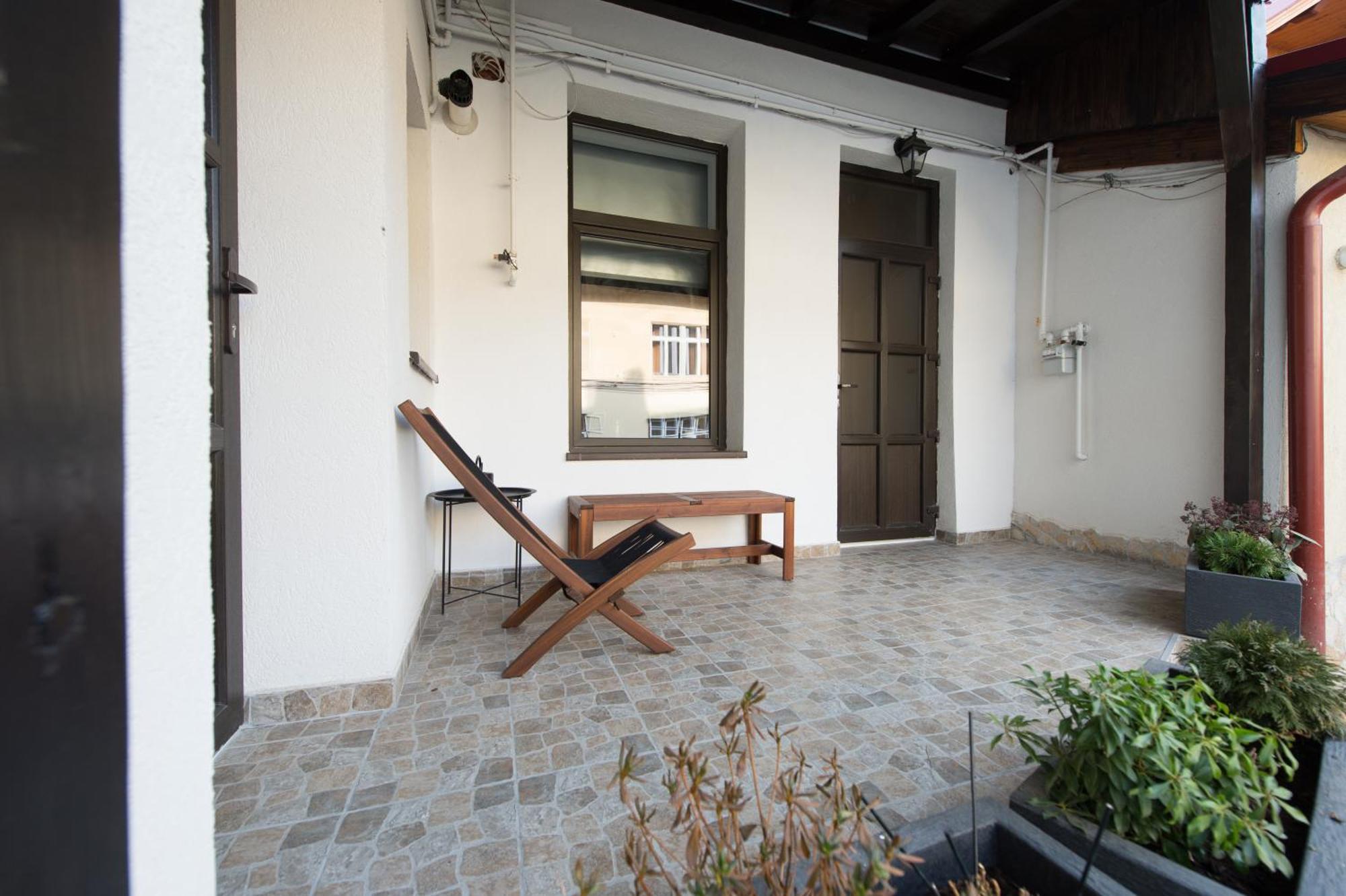 Lovely Brasov Flat With Patio And Mountain Views Exterior photo
