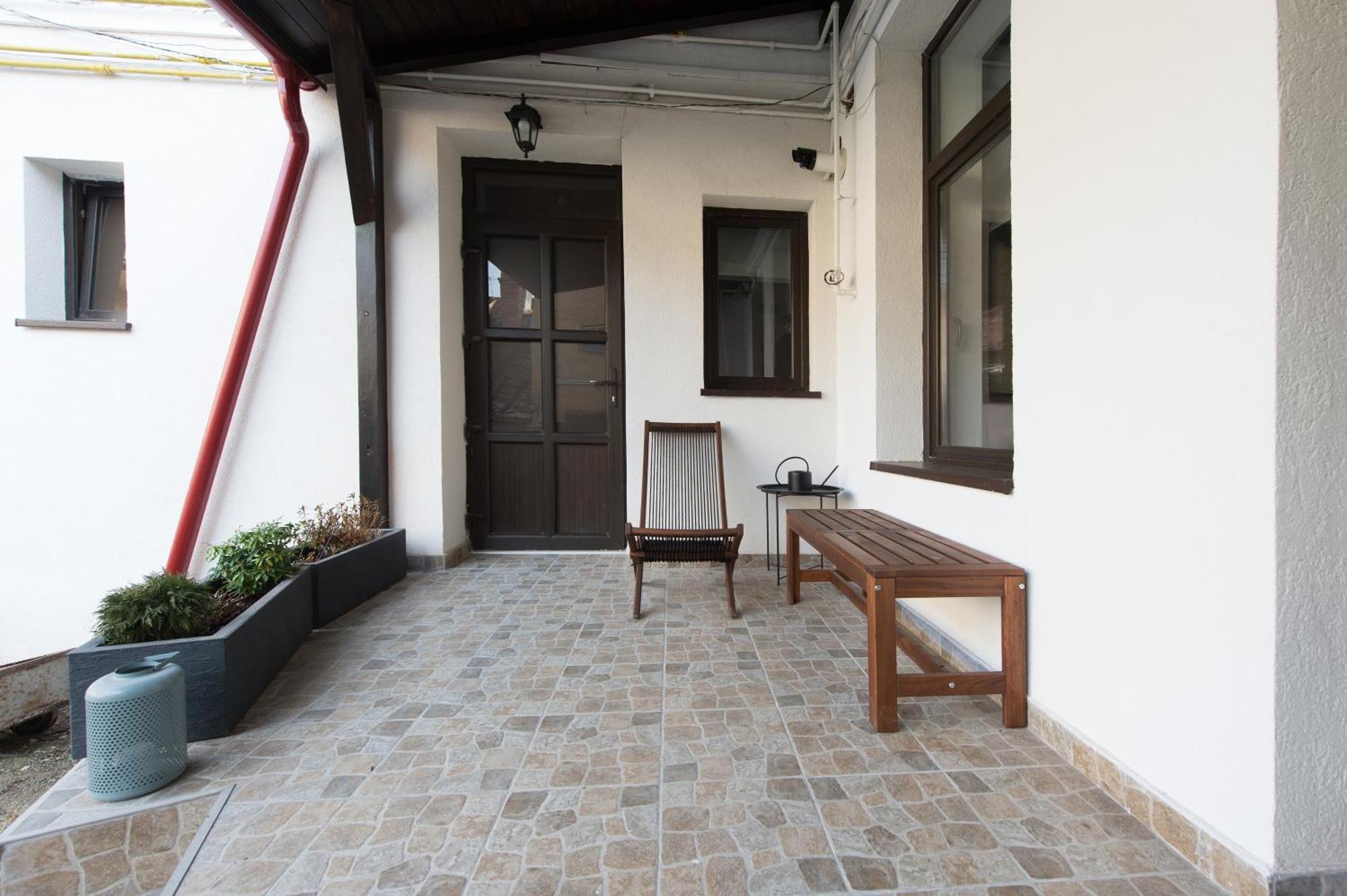 Lovely Brasov Flat With Patio And Mountain Views Exterior photo